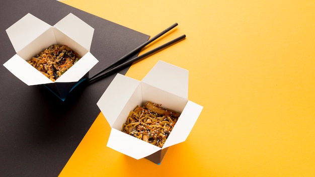 Cajas de alta vista de comida asiática