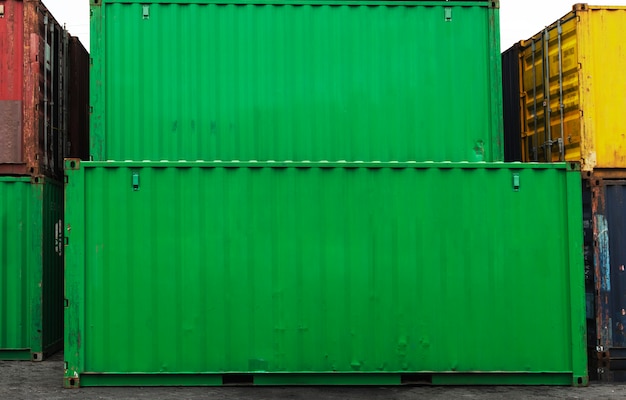 Cajas de contenedores apiladas en verde