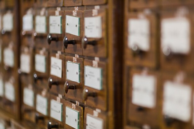 Cajas de madera en librería