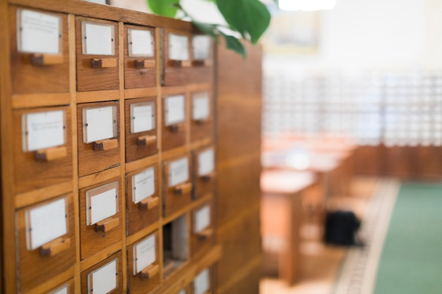 Cajas de madera en librería