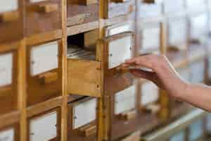 Foto gratuita cajas de madera en librería