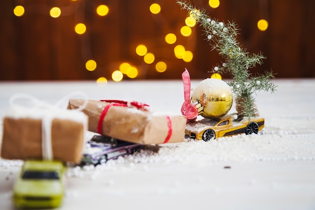 Cajas de navidad en coches de juguete