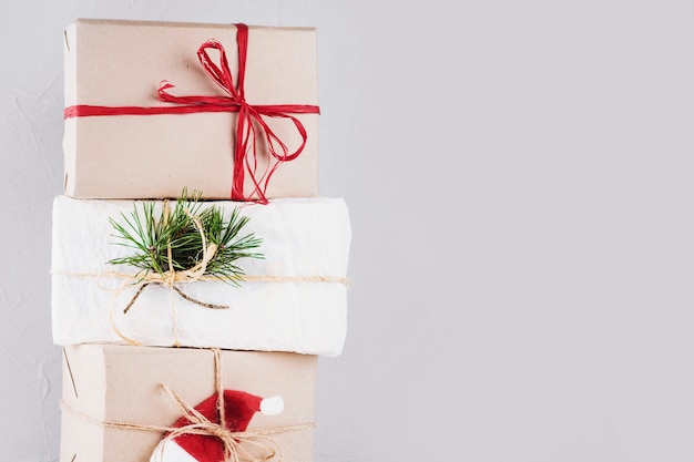 Cajas navideñas envueltas en papel kraft.