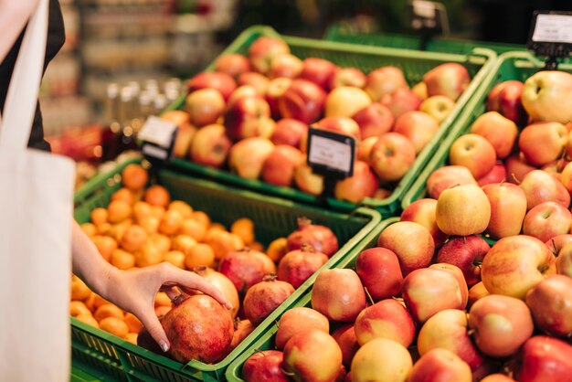 Cajas de primer plano con manzanas y granada