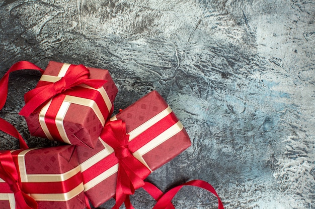 Cajas de regalo bellamente empaquetadas atadas con cinta sobre hielo oscuro
