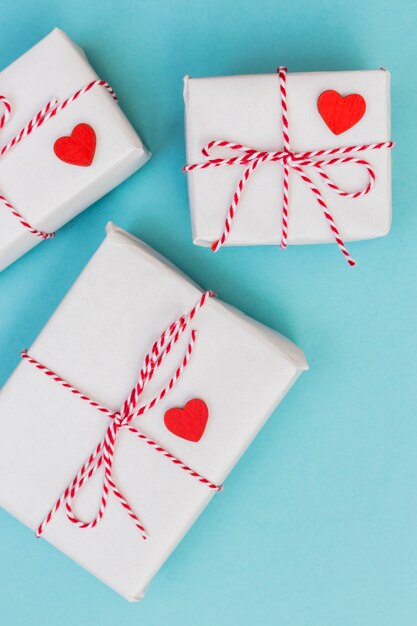 Cajas de regalo blancas con corazones en mesa