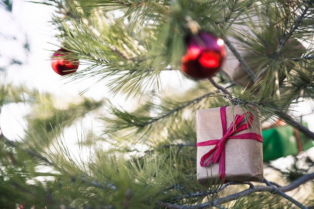 Cajas de regalo y bolas de navidad en árbol