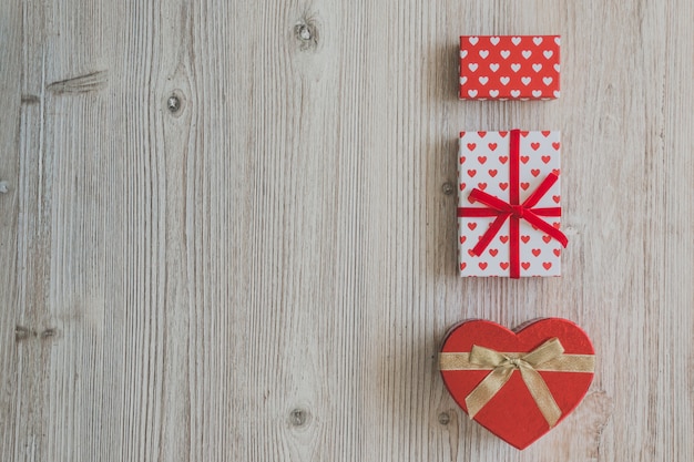 Cajas de regalo y una caja con forma de corazón