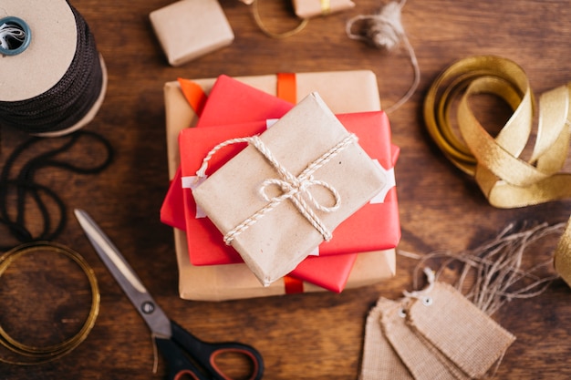 Cajas de regalo con cintas en mesa de madera