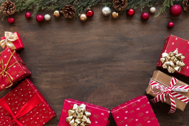 Cajas de regalo de colores con adornos brillantes