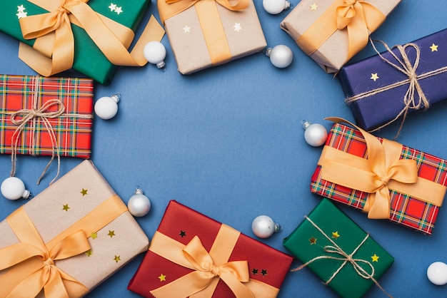 Foto gratuita cajas de regalo coloridas para navidad con globos