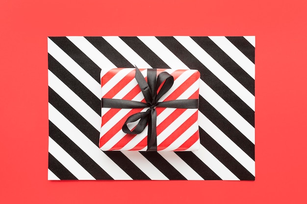 Cajas de regalo con concepto de cyber monday de cinta