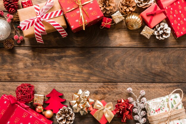 Cajas de regalo y conjunto de adornos navideños.
