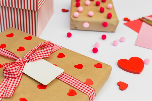 Cajas de regalo con corazón rojo en mesa