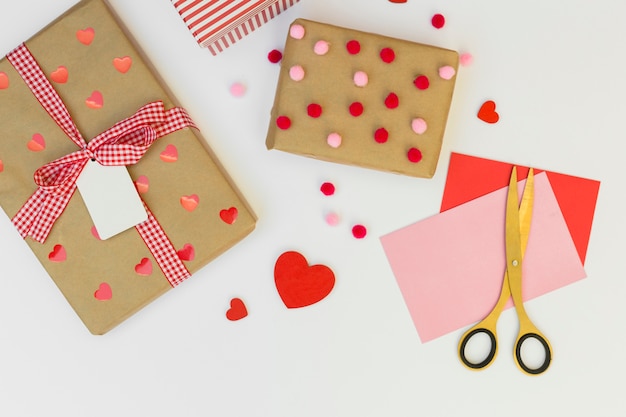 Cajas de regalo con corazones de papel rojo.