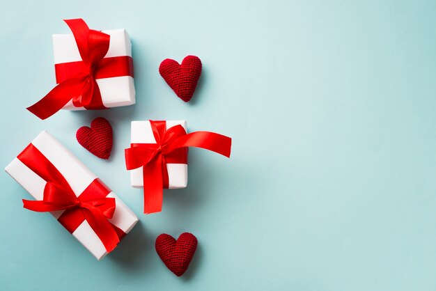 Cajas de regalo y corazones tejidos