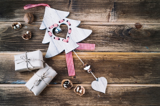 Cajas de regalo con decoración en mesa.