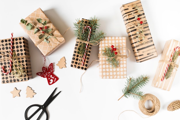 Cajas de regalo con decoración en mesa.