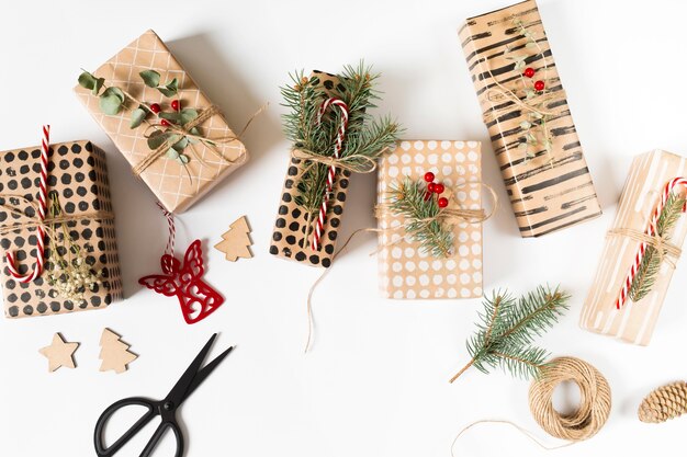 Cajas de regalo con decoración en mesa.