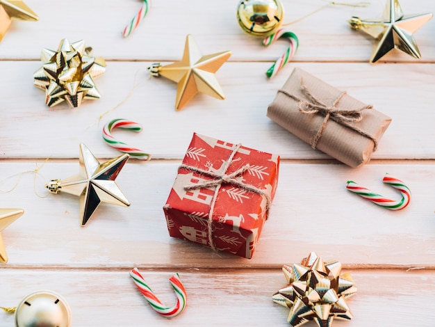 Cajas de regalo con diferentes juguetes navideños.