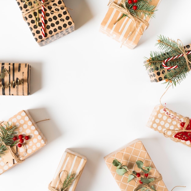 Foto gratuita cajas de regalo diferentes en mesa blanca