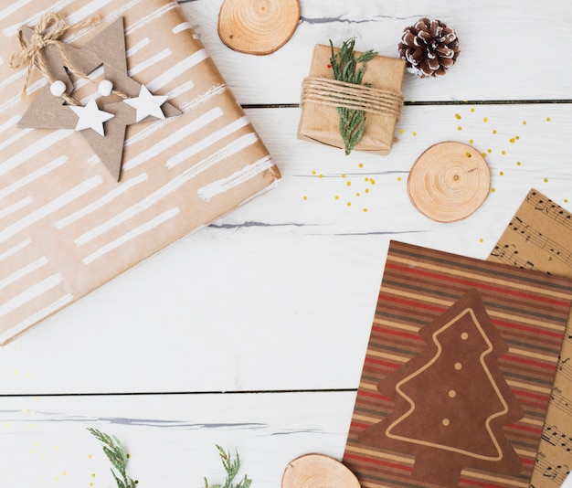 Foto gratuita cajas de regalo en envolturas cerca de decoraciones navideñas