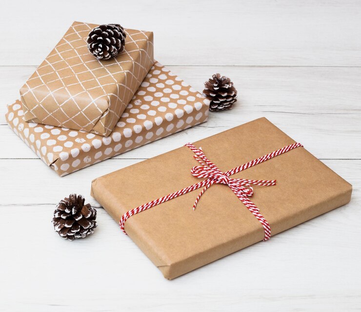 Foto gratuito cajas de regalo en envolturas cerca de trabas