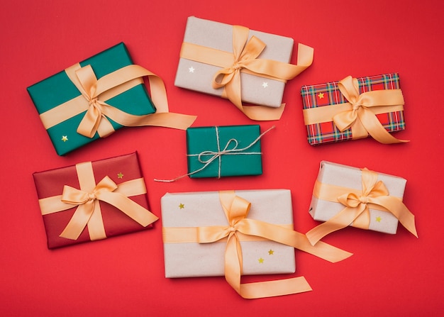 Cajas de regalo con estrellas doradas para navidad