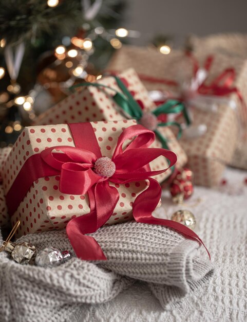 Cajas de regalo festivas bajo el primer plano del árbol de Navidad