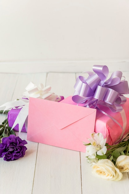 Foto gratuita cajas de regalo con flores y sobre.