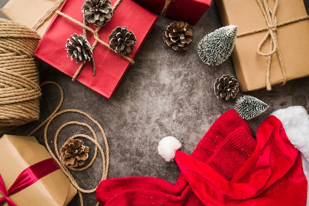 Cajas de regalo con gorro de santa y calcetines.