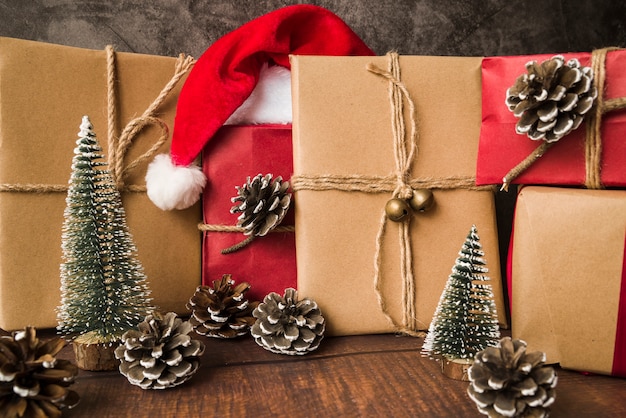 Foto gratuita cajas de regalo con gorro de santa