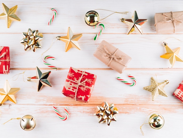 Cajas de regalo con juguetes navideños.