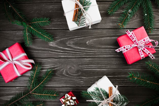 Cajas de regalo en mesa de madera negra