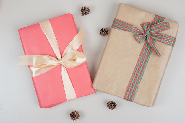 Cajas de regalo de Navidad atadas con cintas