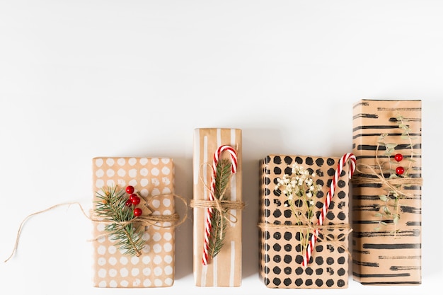 Cajas de regalo de navidad en mesa de luz