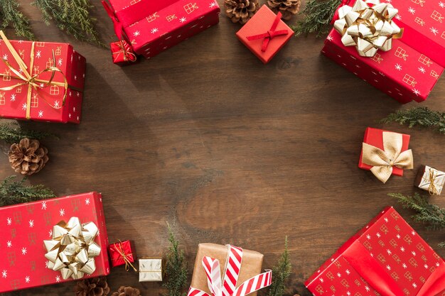 Cajas de regalo de Navidad en mesa de madera