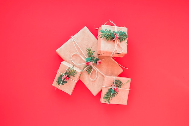 Cajas de regalo de Navidad en mesa roja