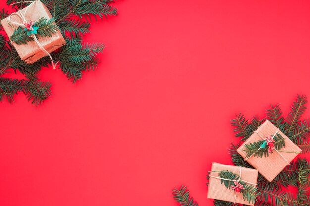 Cajas de regalo de navidad con ramas