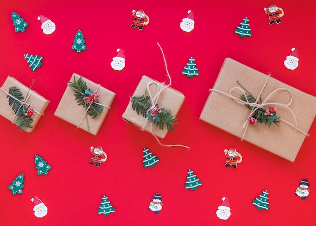 Cajas de regalo navideñas con pequeños juguetes.
