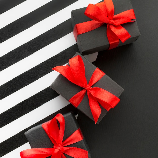 Cajas de regalo negras con concepto de cyber monday de cinta