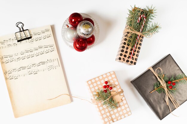 Cajas de regalo con notas musicales en mesa.