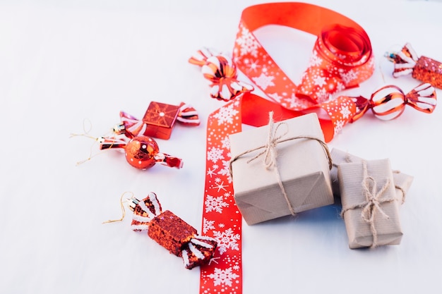 Cajas de regalo con pequeños caramelos de juguete.