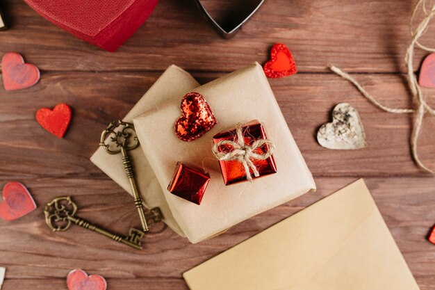 Cajas de regalo con pequeños corazones en mesa de madera