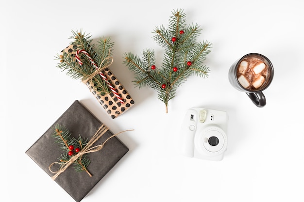 Foto gratuita cajas de regalo con ramas de abeto y taza de café.