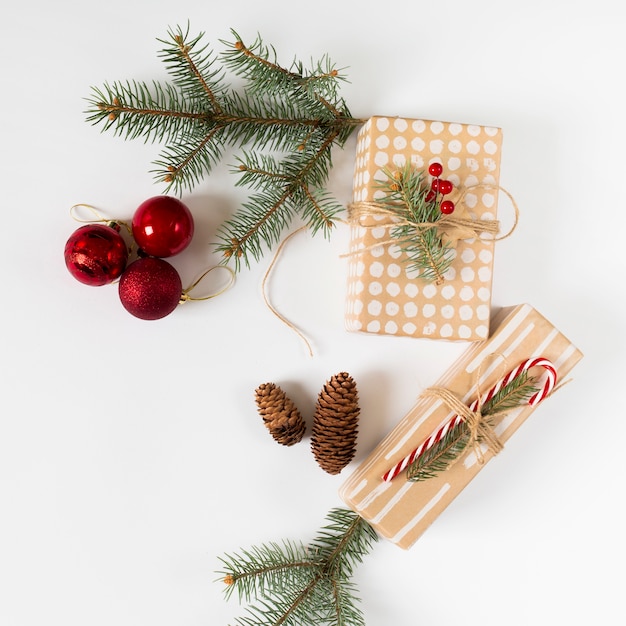 Cajas de regalo con ramas de abeto verde en mesa