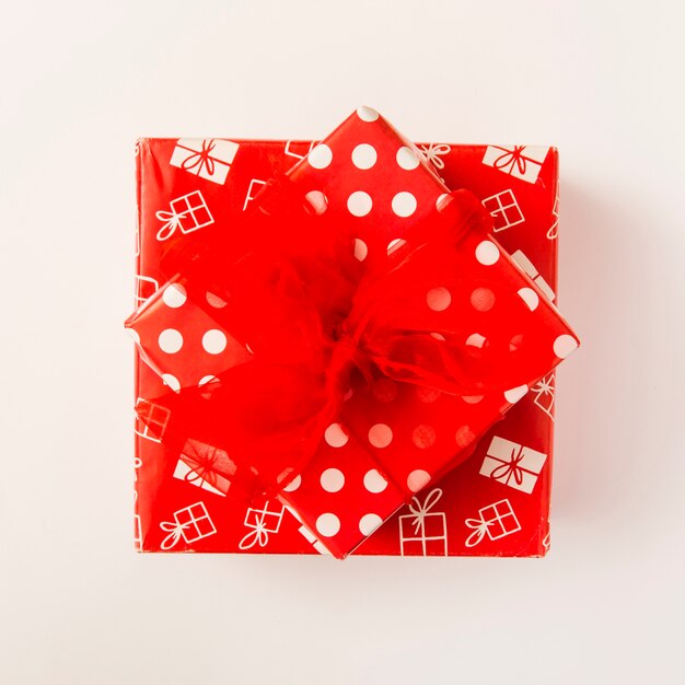 Cajas de regalo rojas en hermosas envolturas