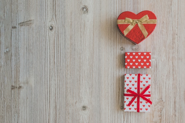 Cajas de regalo sobre una mesa de madera