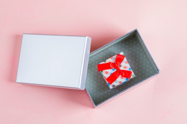 Cajas de regalo en superficie rosa