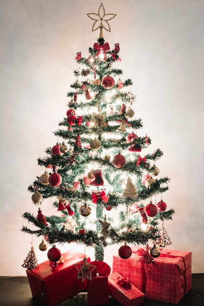 Cajas de regalos enfrente de árbol de navidad